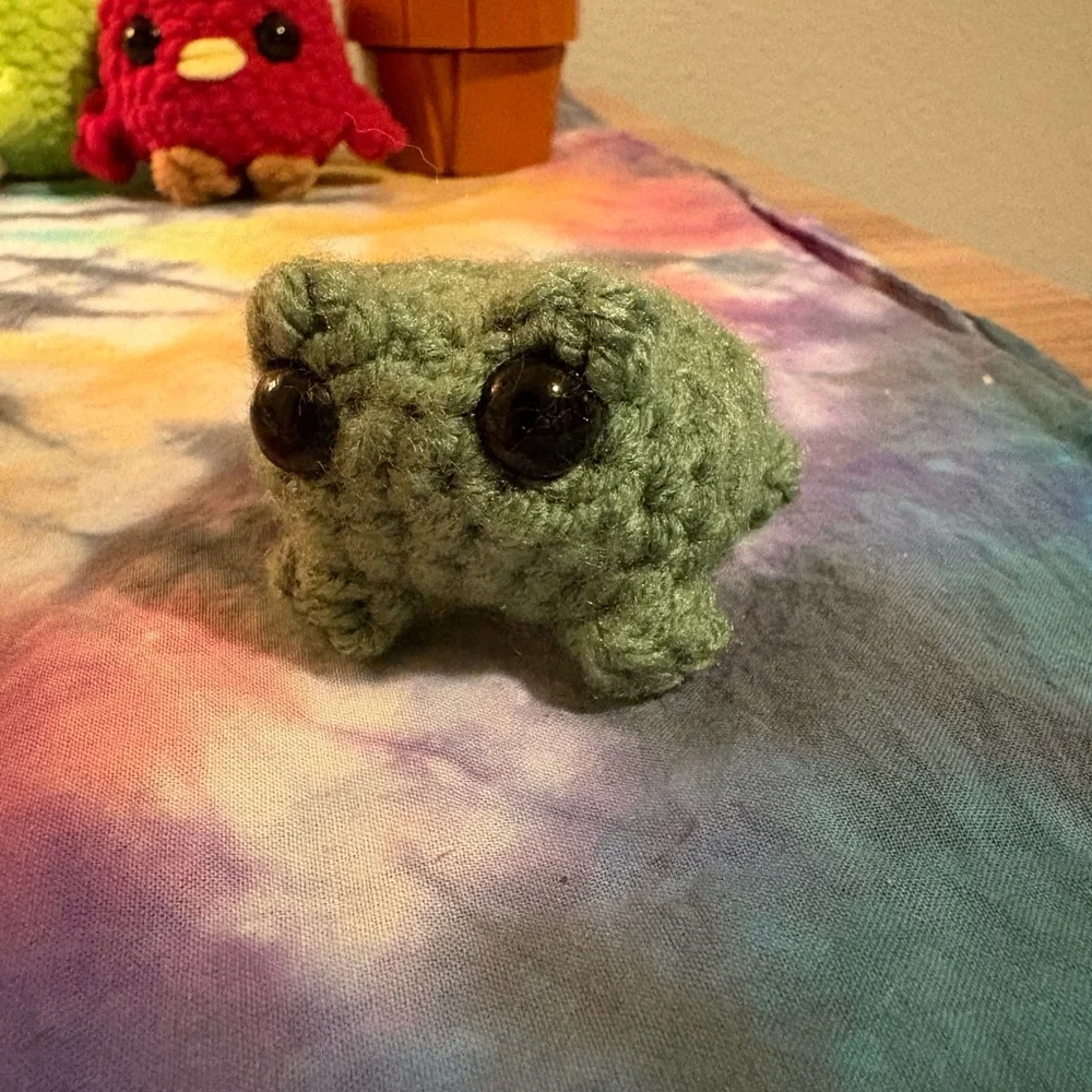 Handmade tiny frog crochet desk pets with tank